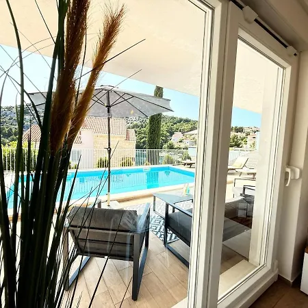 Luxury Emily Villa