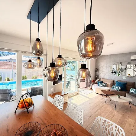 Luxury Emily Βίλα *