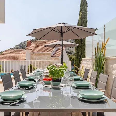 Luxury Emily Villa