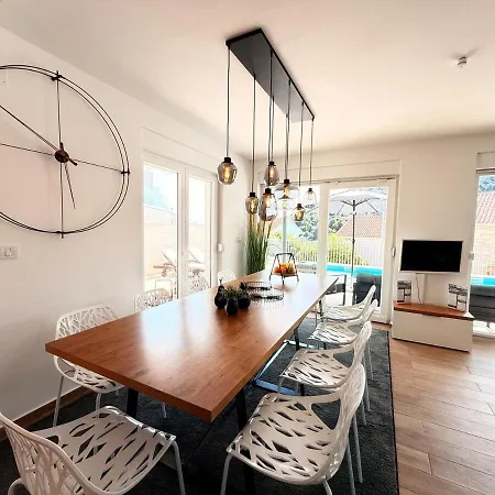 Luxury Emily Ražanj