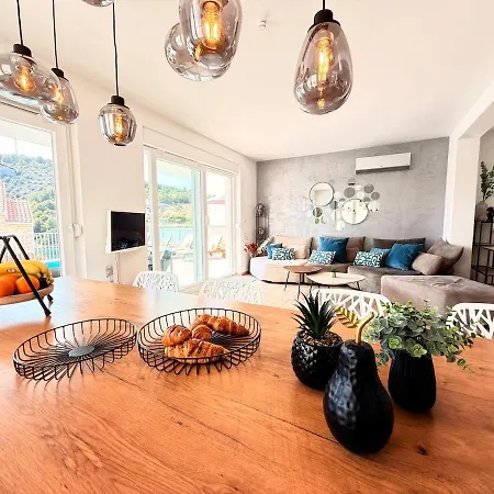 Luxury Emily Villa
