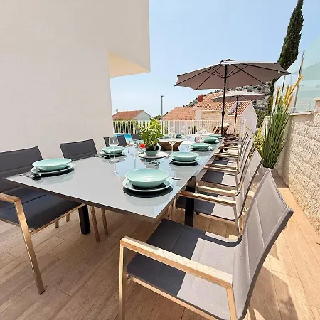 Luxury Emily Ražanj