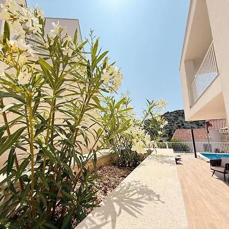 Luxury Emily Βίλα *