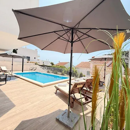 Luxury Emily Ražanj