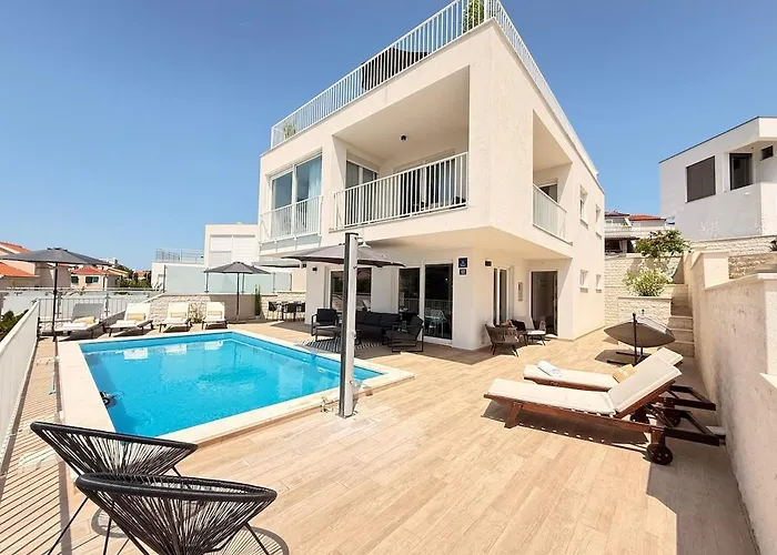 Luxury Emily Ražanj