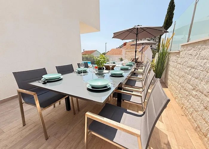 Luxury Emily Ražanj