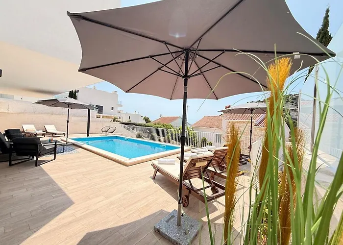 Luxury Emily Ražanj